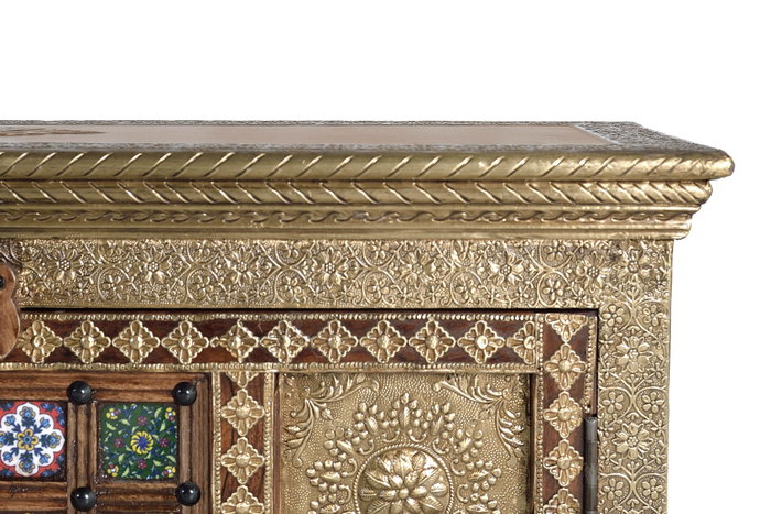 GINER Y COLOMER Mueble televisor de acacia con azulejos y bronce en Cerezo